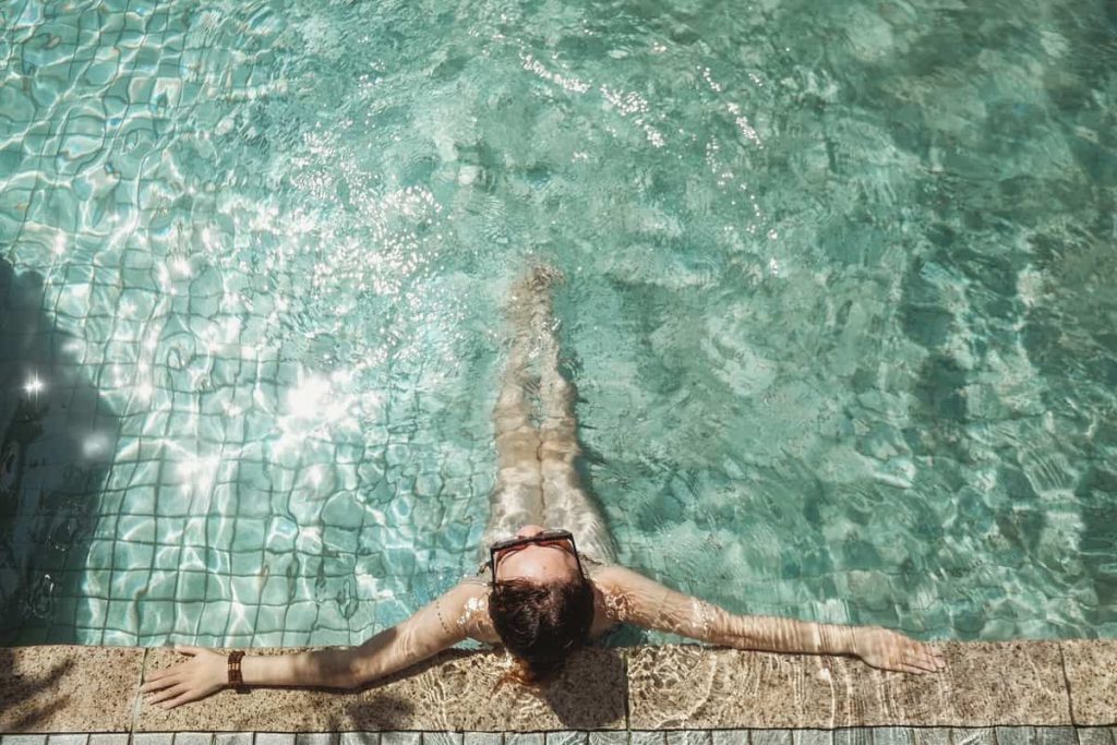 Descansa en tu piscina