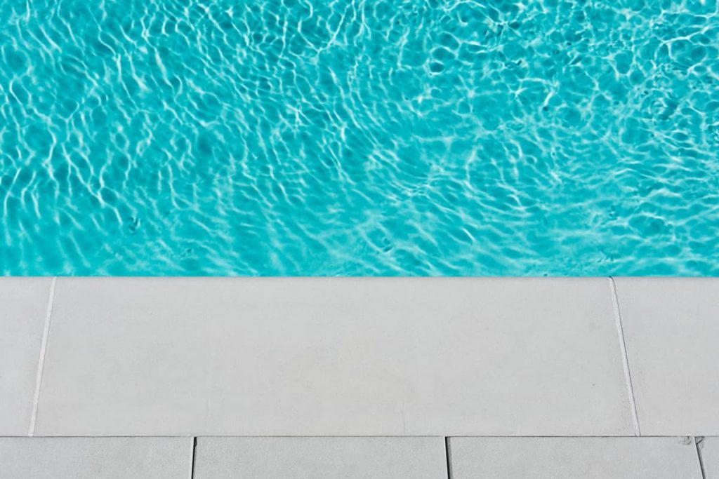 Tener el agua transparente de la piscina con productos específicos