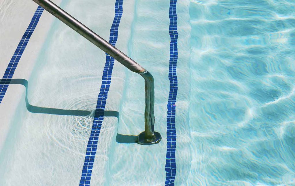 limpiar el fondo de una piscina