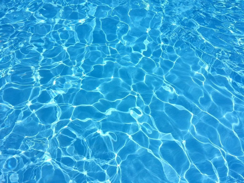 Agua limpia en una piscina tras usar cloro
