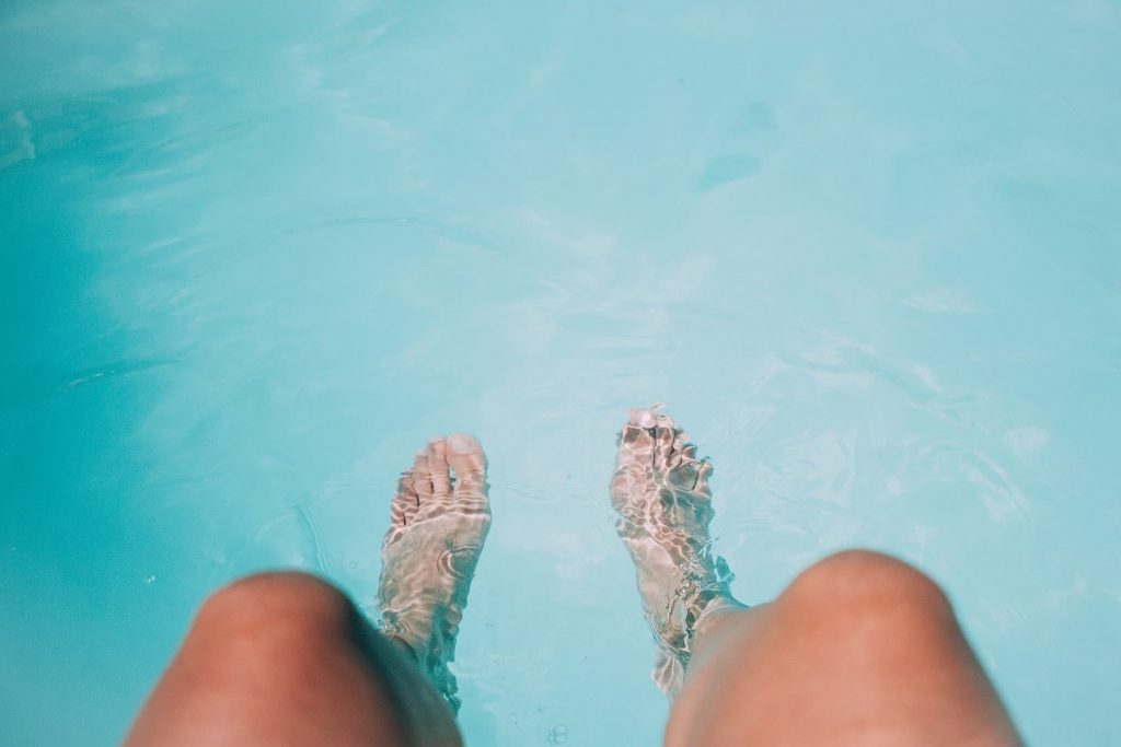 Así puedes usar el cloro para limpiar la piscina