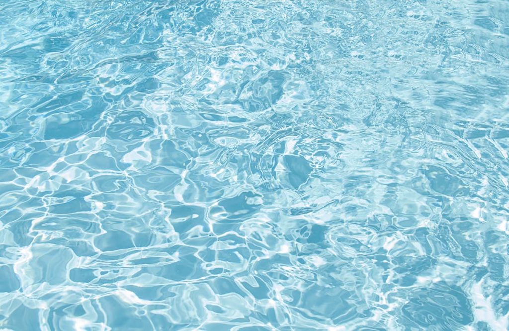 5 claves para tener el agua de tu piscina transparente