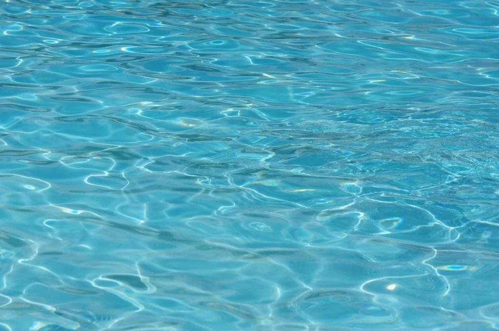 ¿Cómo limpiar el agua de tu piscina?