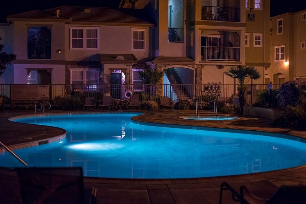 La iluminación de tu piscina mejorará la calidad de baño