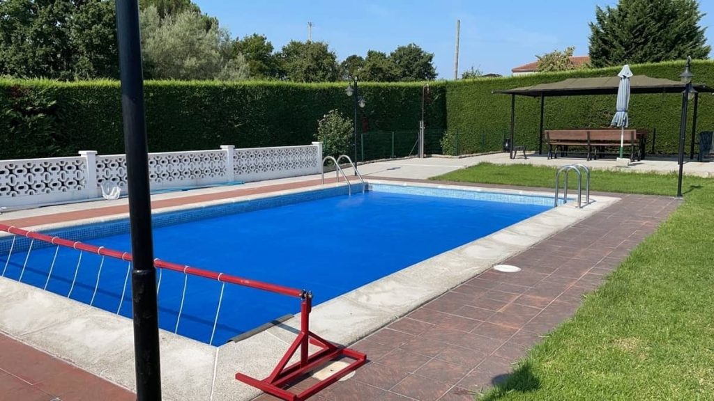 Cuáles son los beneficios que aporta una lona de piscina? - Fabricantes de  Sombras