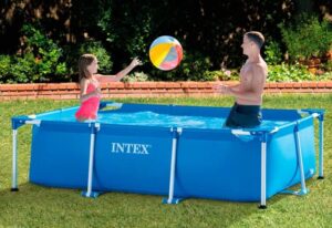 Niños jugando a la pelota dentro de una piscina INTEX 28271 NP.
