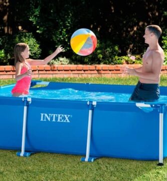 Niños jugando a la pelota dentro de una piscina INTEX 28271 NP.