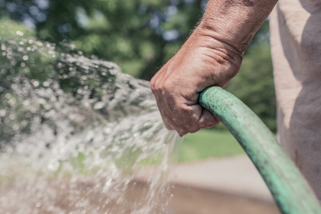 Llenar la piscina con la manguera