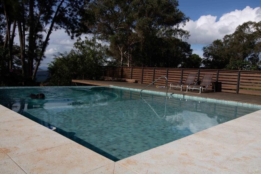 Cómo se aplica un alguicida para piscinas
