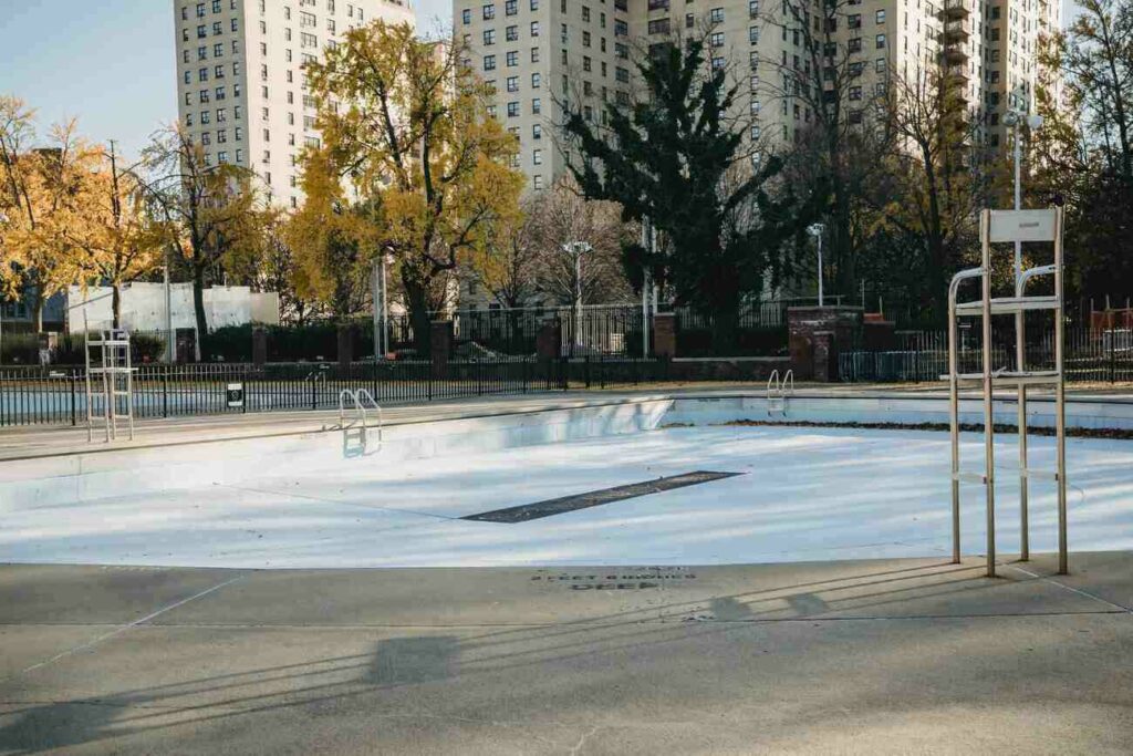 Piscina vacía en invierno