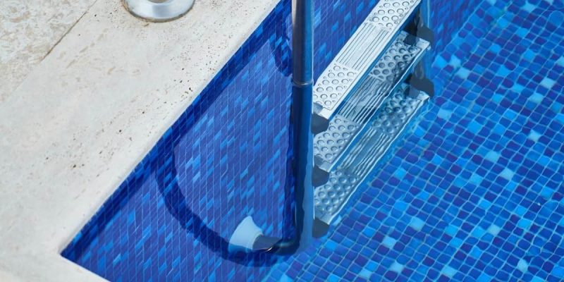¿Cómo limpiar el gresite de la piscina? Sigue estos sencillos pasos